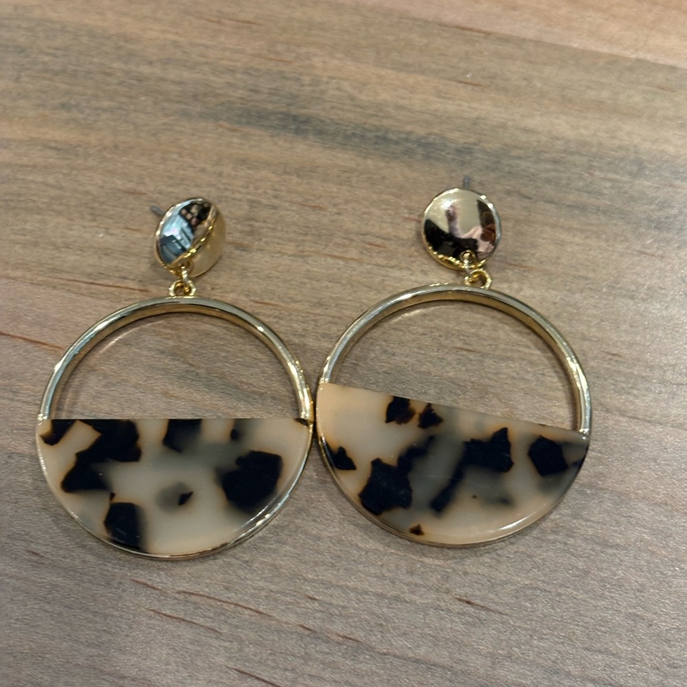 Gold Hoop Drop Earrings with Beige Tortoiseshell Accent